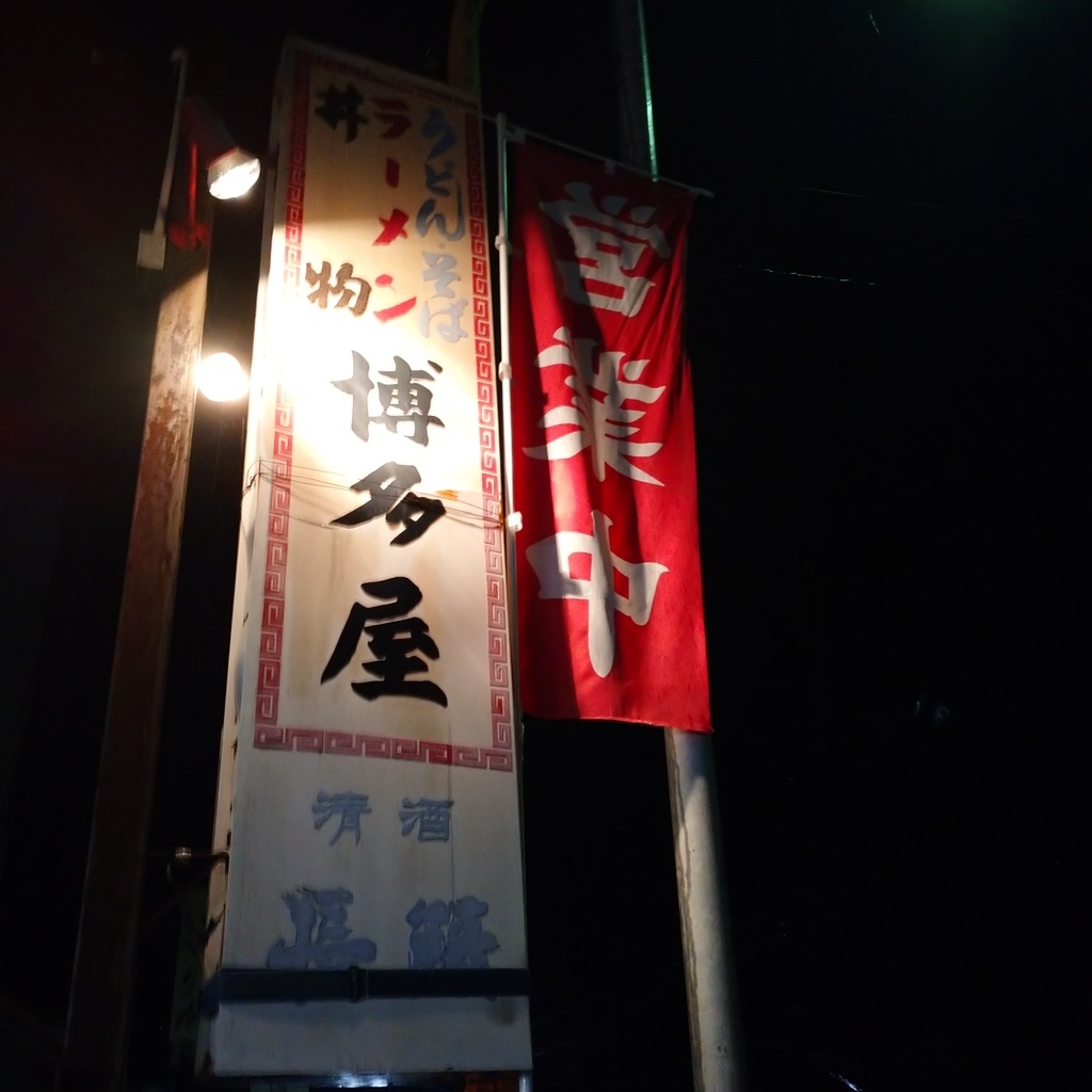 厨房で仕込みを行う様子